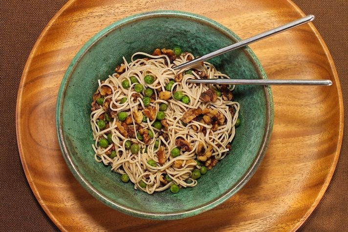 Soba Noodles with Walnuts and Green Peas
